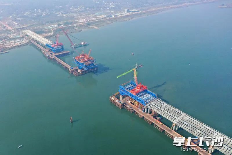 月日暮坪湘江特大橋東岸涉水引橋鋼槽梁頂推施工圓滿完成標(biāo)志著項目東西兩岸涉水引橋全部頂推完成均為長沙晚報全媒體記者王志偉攝圖片